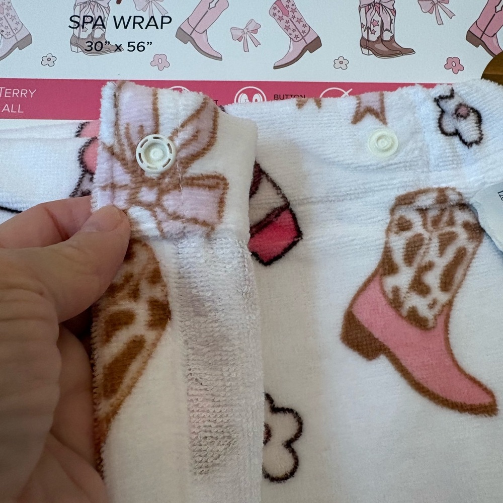 Truly Lou NWT Pink Cowgirls Boots Spa Wrap, 30”x56”, 2 snaps button- closure - Picture 3 of 7